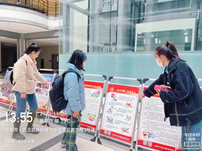 学生学习展板消防知识.jpg