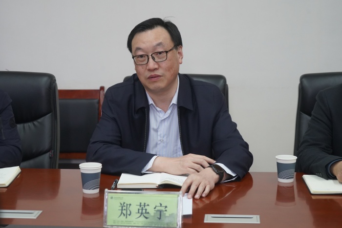 1郑英宁副校长主持座谈会并致辞.JPG