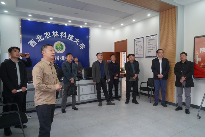 4参观我校安全指挥中心.JPG