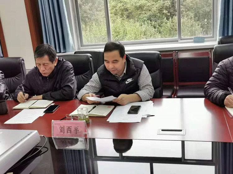 1支部书记刘西平主持研讨会.jpg
