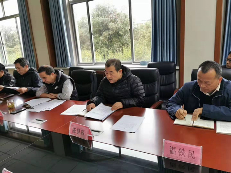 3支部宣传委员陈群辉传达机关党委会议精神.jpg