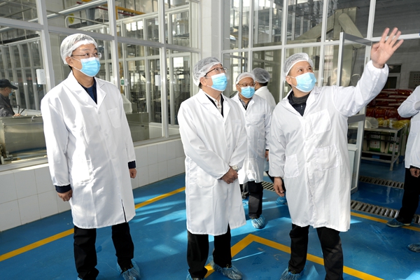 吴普特在后勤处主食加工车间检查_副本.jpg