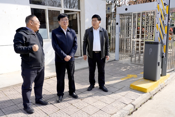 吴普特在南校区小东门检查_副本.jpg