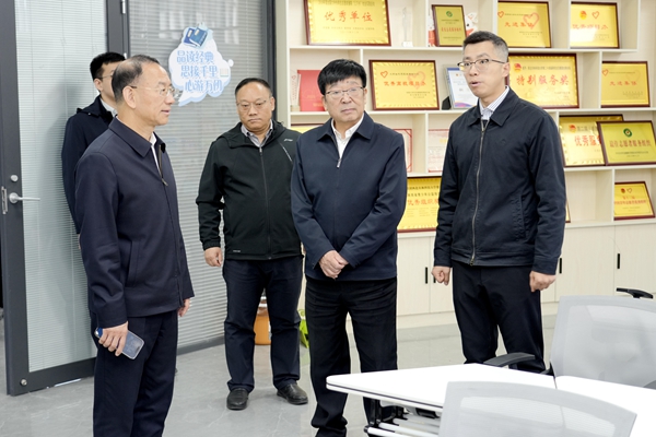 吴普特在北校区一站式学生社区检查_副本.jpg