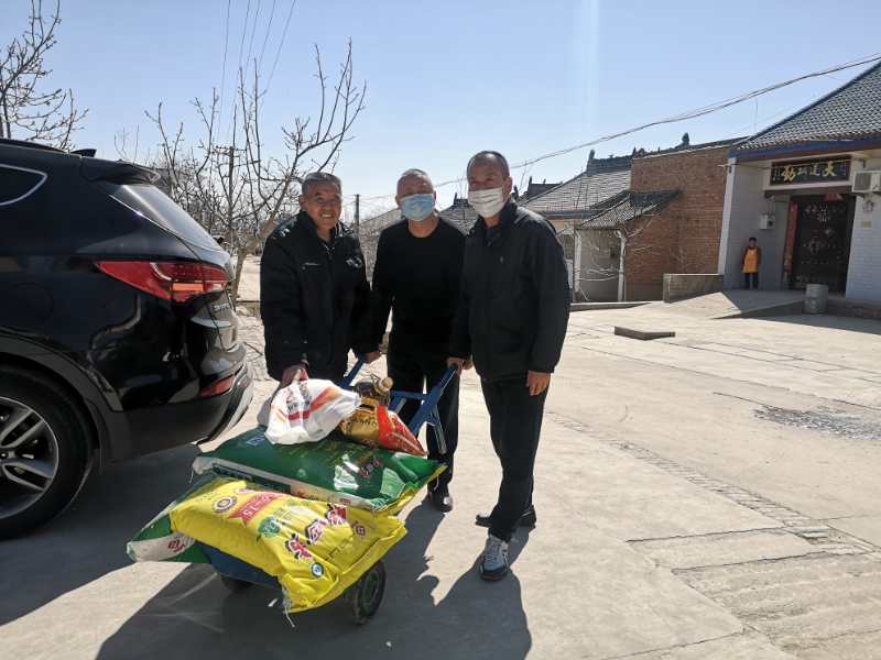 fa4217cc255b47259f036ecad63722e7.jpg 支部为高新民家购买的春耕生产资料和生活用品.jpg