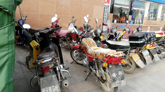 2bd81138225a4d7abc0a52af0ca58c2a.jpg 9禁止进入校园的无手续摩托车.jpg