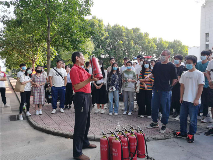 1讲解灭火器操作要领.jpg