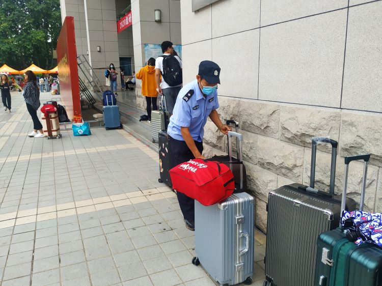 看管整理行李.jpg