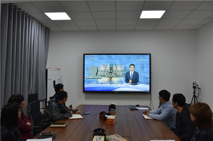 1406797425ca428fa501ffc01c2f75e5.jpg 研究生院师生观看警示教育节目.JPG