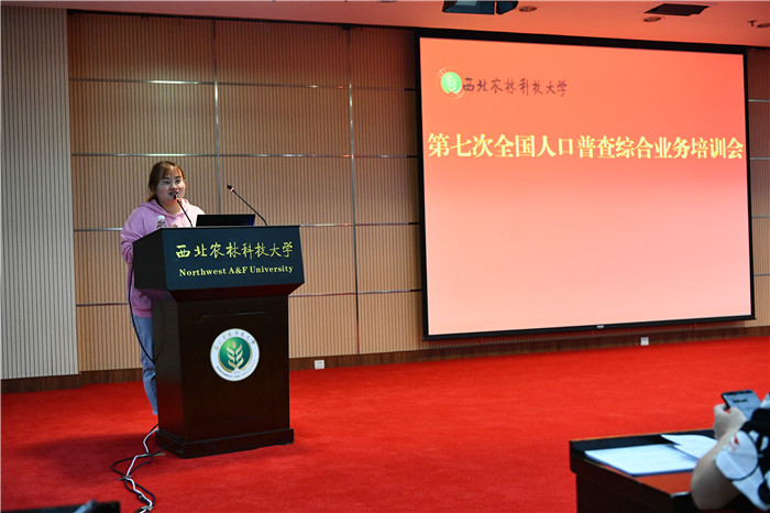 2区普查办刘梓彤详细讲解注意事项.JPG