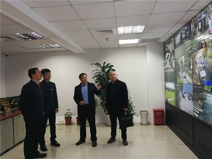 5e19915a43a44df2a8be334e4b07dab9.jpg 2考察南京农业大学校园监控中心.jpg