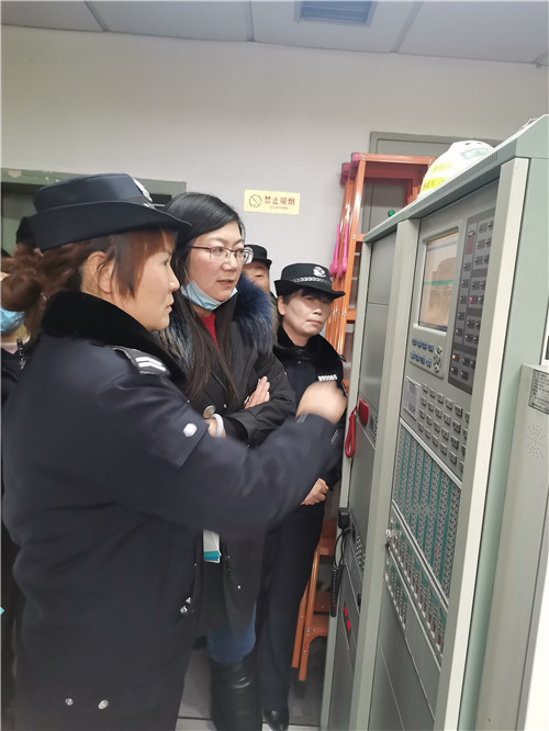 9e7ce653fa8f4a7db3c0c111d1c9991c.jpg 消防控制室实践操作.jpg