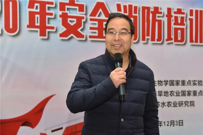f07fbfe7f7e44239a0d60d08d30ae38d.jpg 5保卫处处长刘西平作报告.jpg