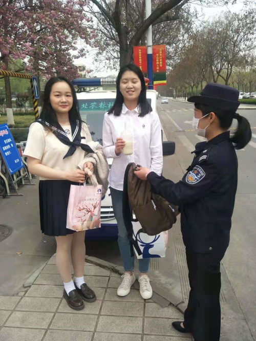4018dc19977c409784d8997b4bee5cf3.jpg 3归还学生遗失的书包.jpg