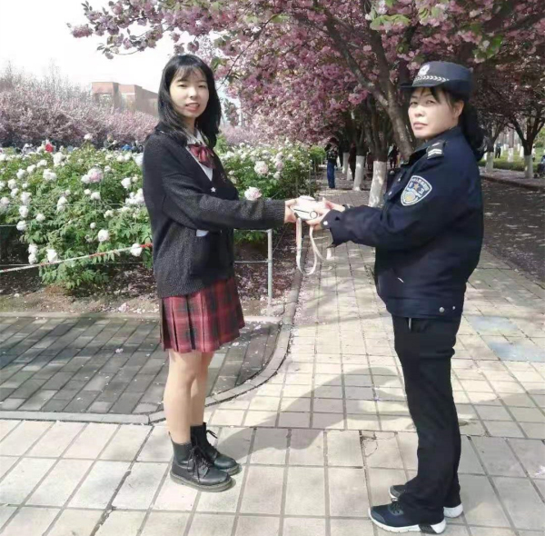 a1f068a905294740b7ea9cd52008fade.jpg 2归还学生遗失的数码相机.jpg