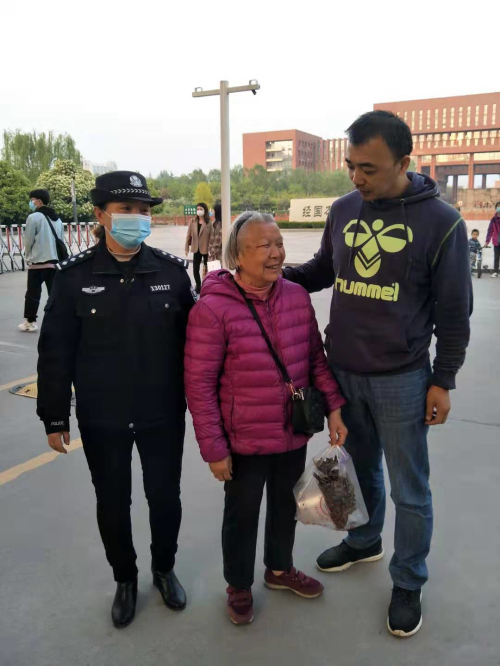 baaba5dbea684c6bb288c8aebe4dab98.jpg 4帮助寻找迷路老人.jpg