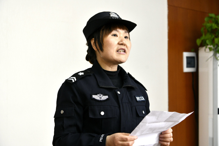 d3a89099046443cf85602f67dcf5c036.jpg 6执勤人员肖保莉表决心.jpg