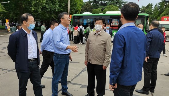 2吴普特校长听取新生报到期间安保工作.jpg