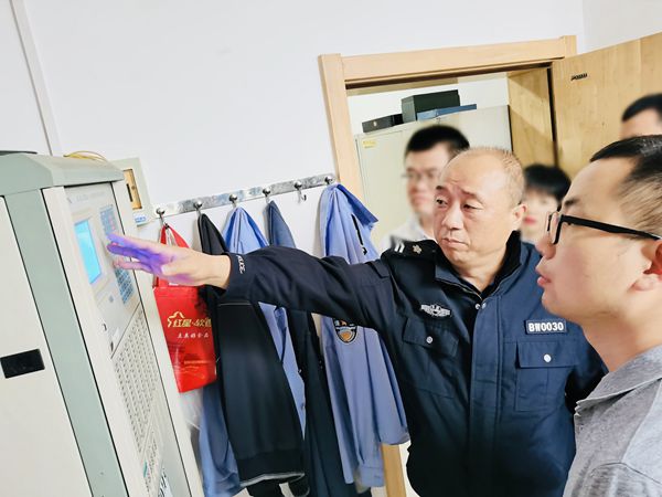 尚刚瑜讲究防火报警器使用方法.jpg