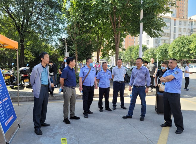 3化小峰处长与公安执勤民警对接工作.jpg