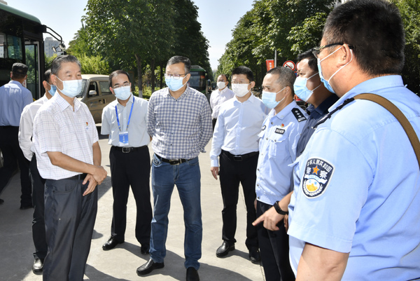 1李兴旺书记看望慰问执勤民警.jpg