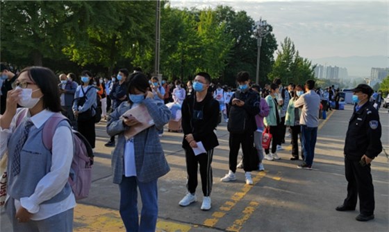 6维护大门口秩序.jpg