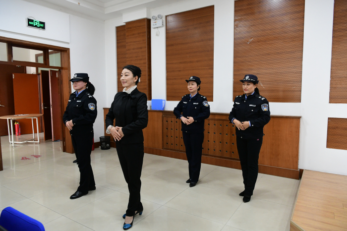 5ec70cff1f3d44e9a970e20d5bd18820.jpg 礼仪礼节培训2.jpg