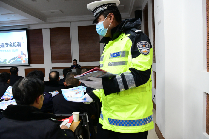 6发放交通安全宣传资料.jpg