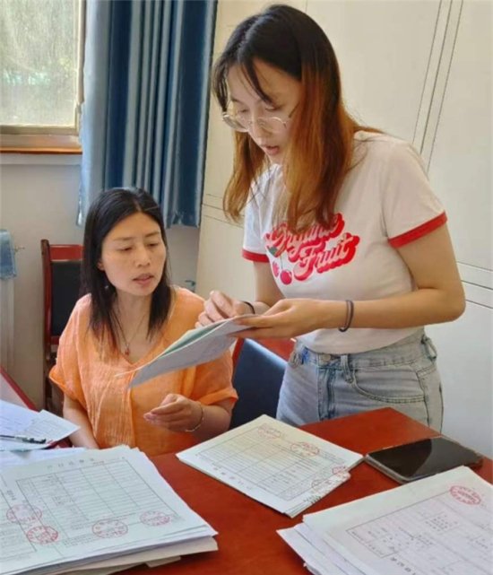 学院学生前来领取户口迁移证.jpg