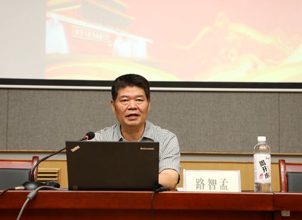 f7e94de627ac48a0b4f3d42df5650f2b.jpg 路智孟教授作专题辅导报告.jpg