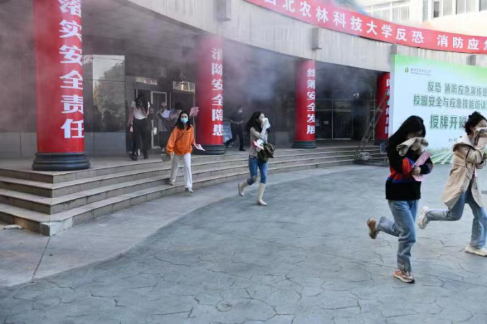 8消防应急疏散演练.jpg