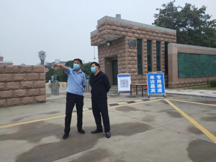南校区东门.jpg